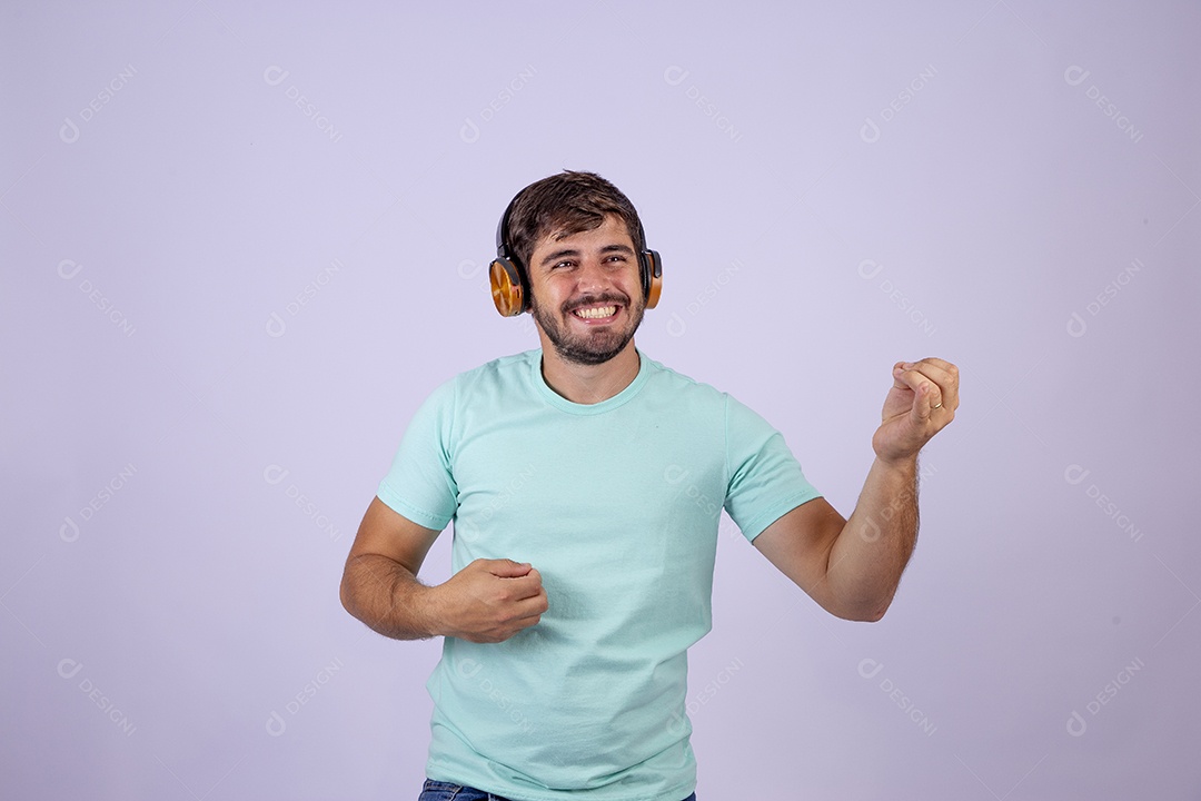 Homem jovem bonito usando fone de ouvido