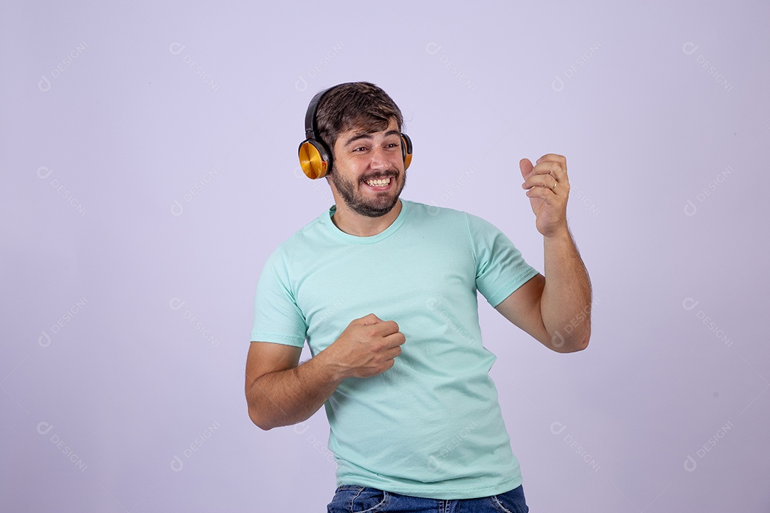 Homem jovem bonito usando fone de ouvido