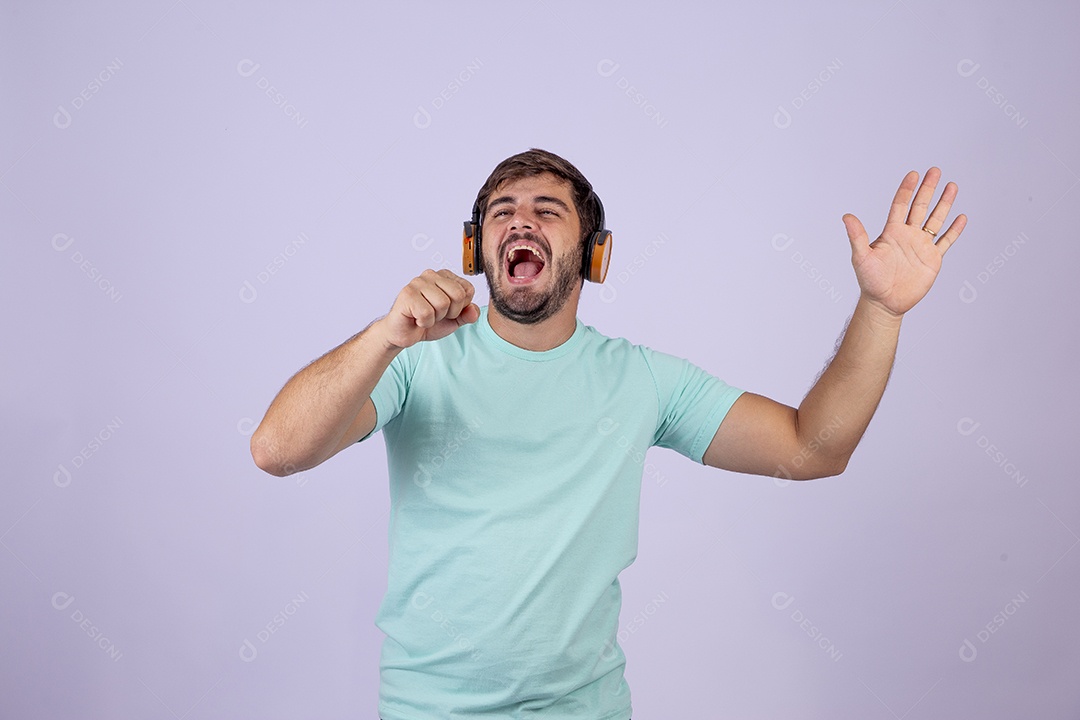 Homem jovem bonito usando fone de ouvido
