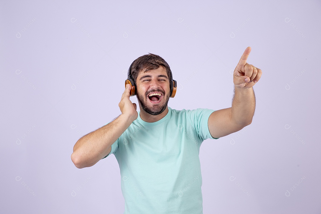 Homem jovem bonito usando fone de ouvido