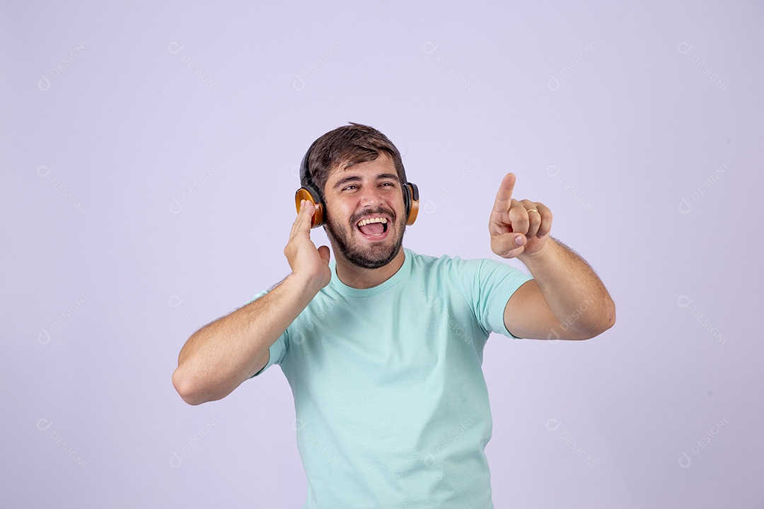 Homem jovem bonito usando fone de ouvido
