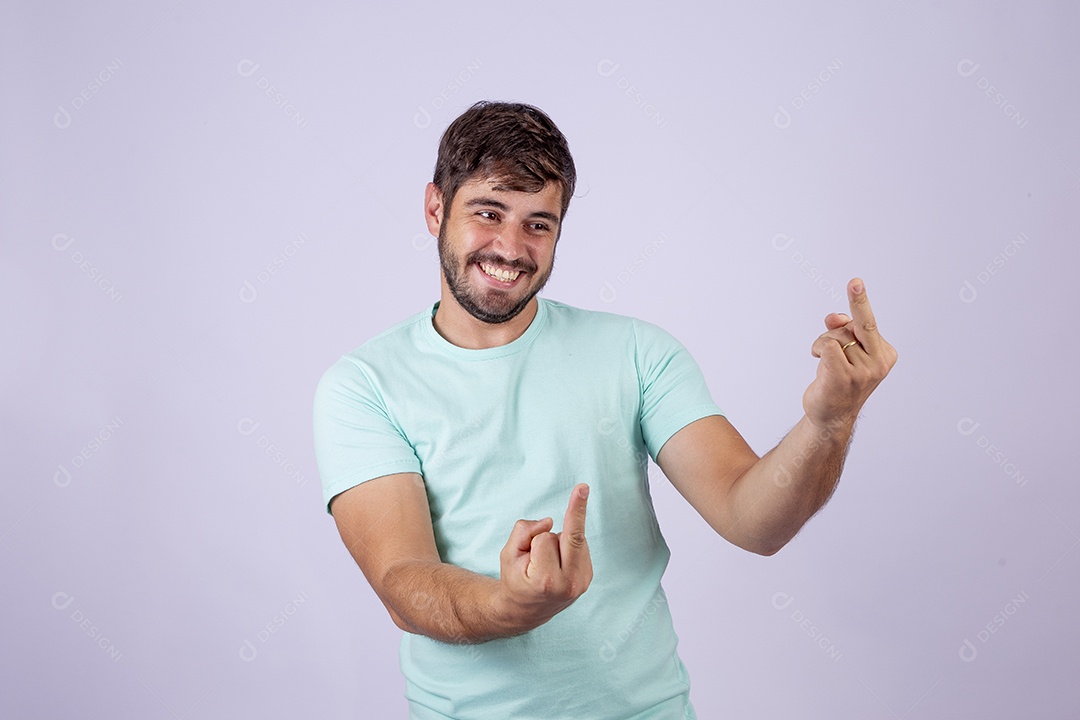 Homem jovem bonito fazendo gestos em fundo branco