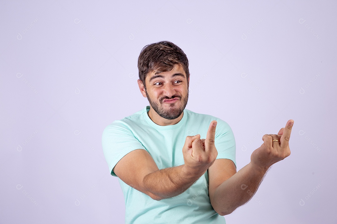 Homem jovem bonito fazendo gestos em fundo branco