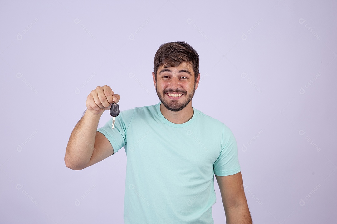 Homem jovem bonito segurando chaves