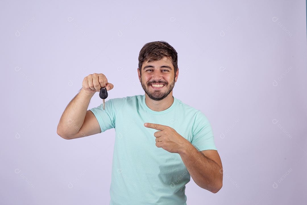 Homem jovem bonito segurando chaves