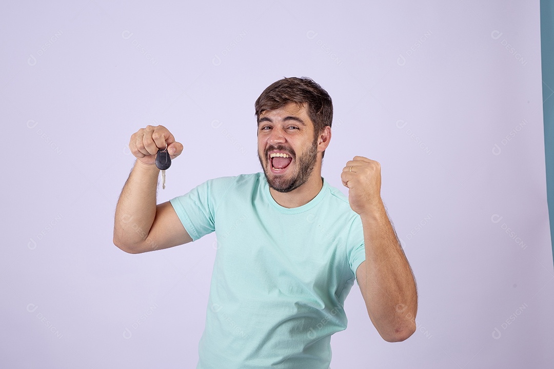 Homem jovem bonito segurando chaves