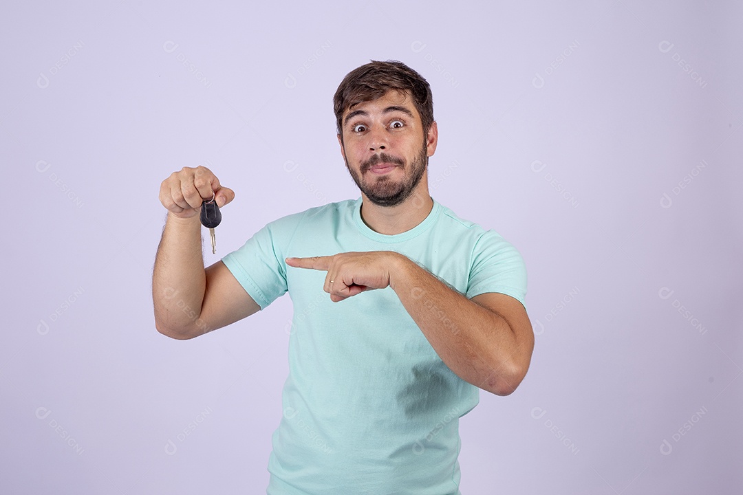 Homem jovem bonito segurando chaves