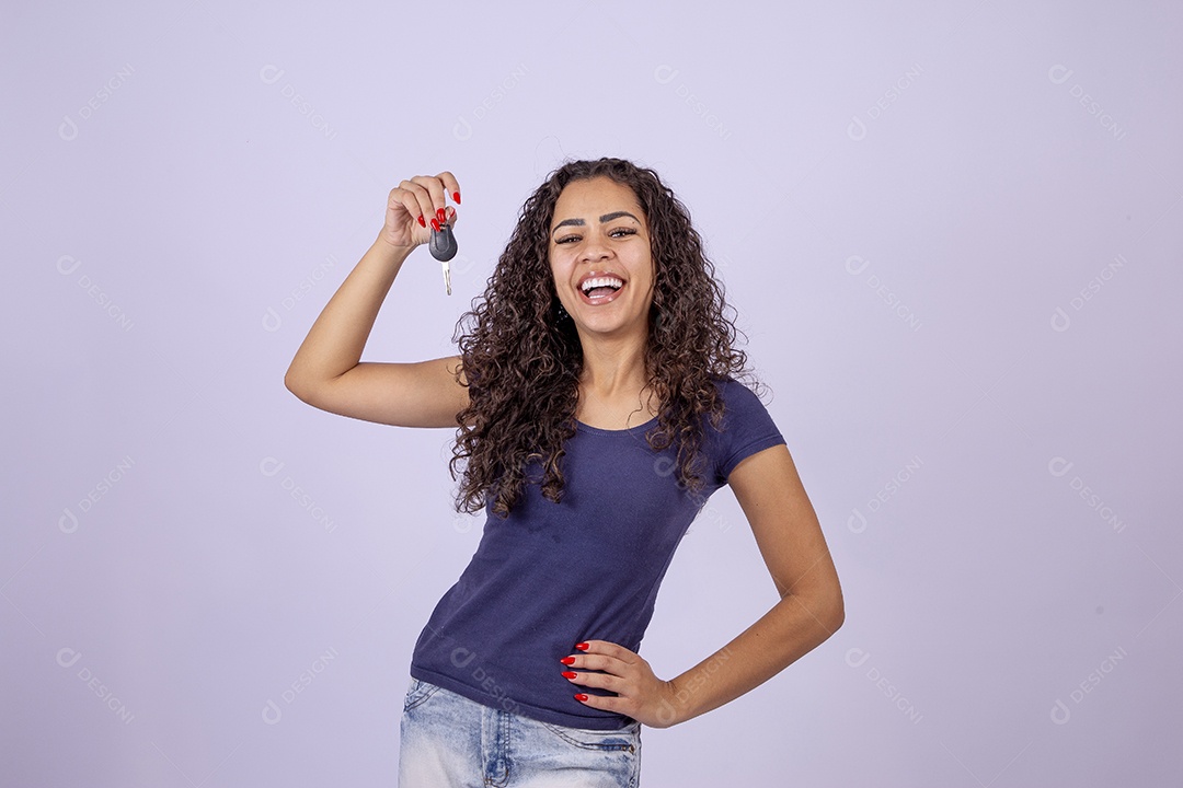 Linda mulher sorridente segurando chave