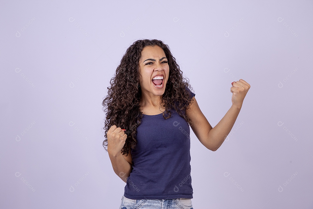 Linda mulher sorridente fazendo gestos em fundo branco