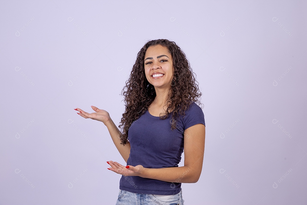 Linda mulher sorridente fazendo gestos em fundo branco