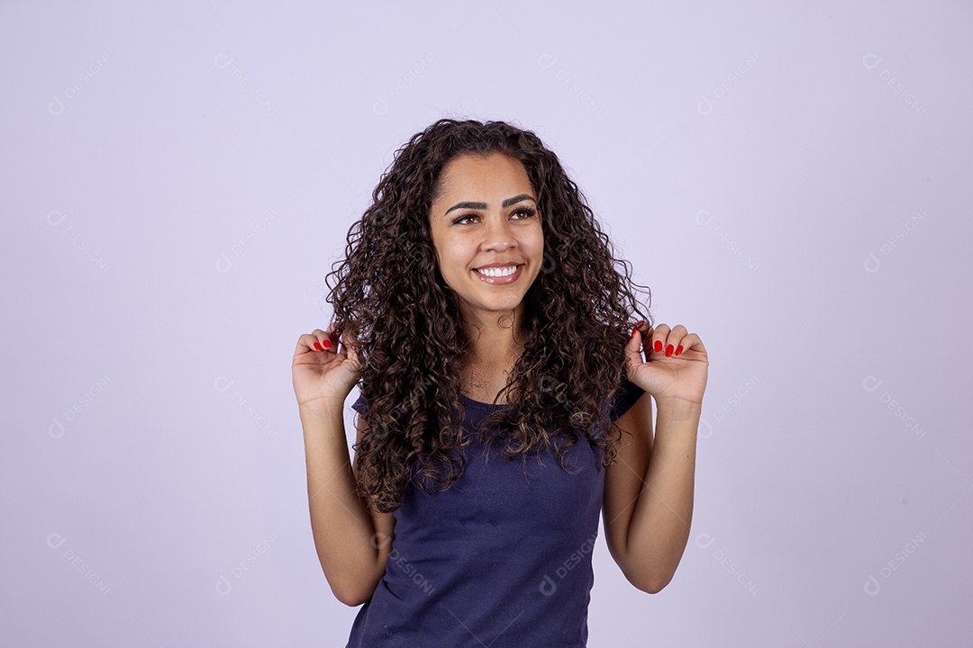 Linda mulher sorridente fazendo gestos em fundo branco
