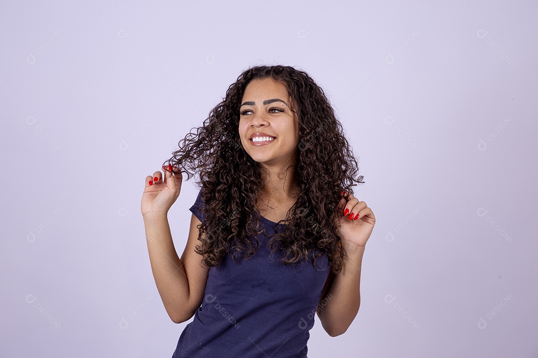 Linda mulher sorridente fazendo gestos em fundo branco