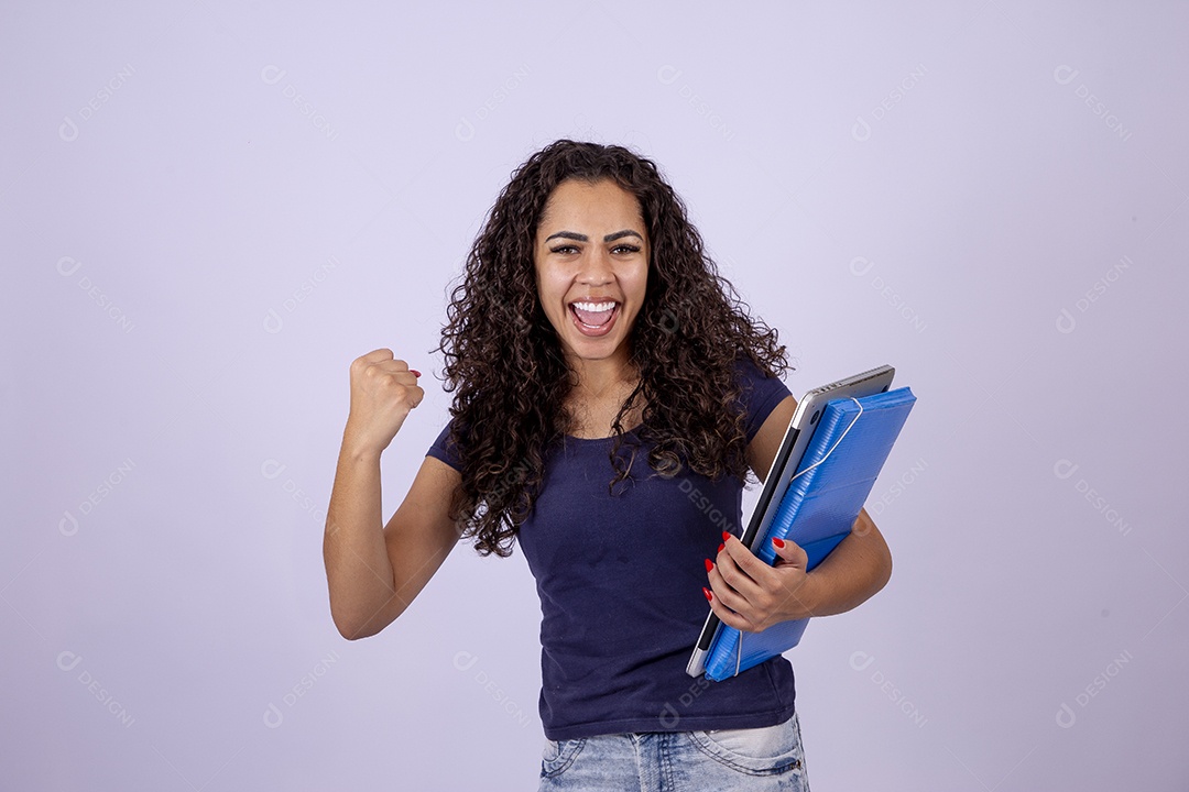 Linda mulher sorridente segurando livros