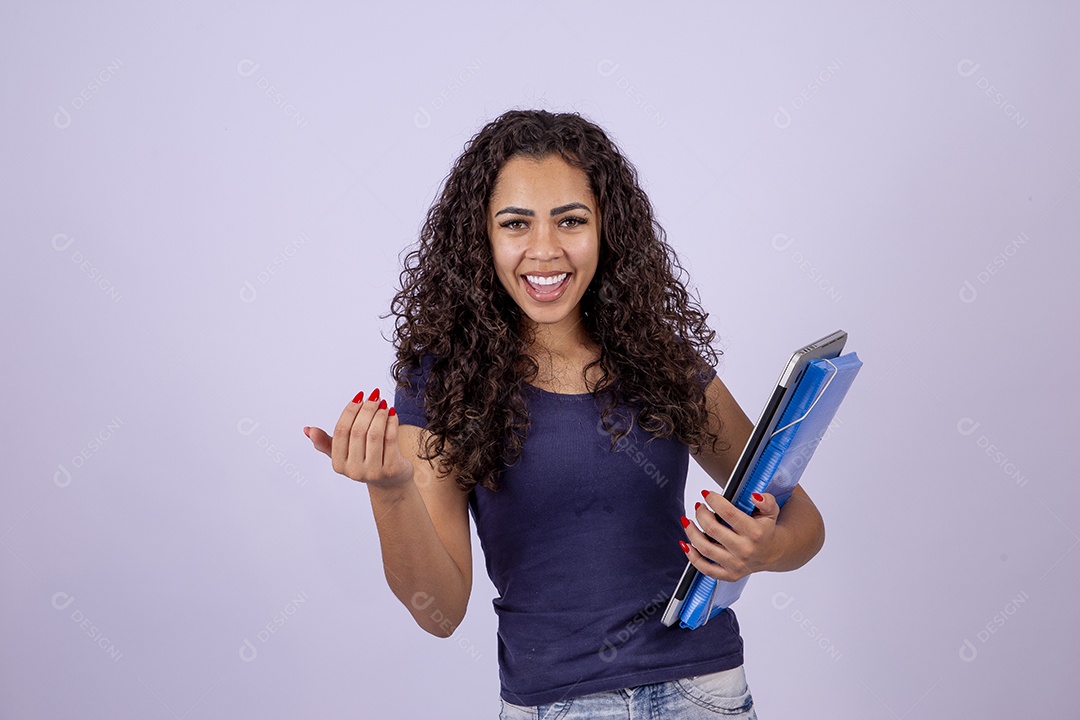 Linda mulher sorridente segurando livros