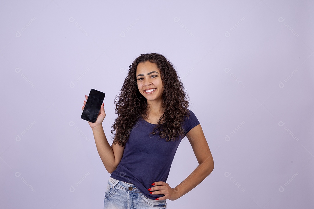 Linda mulher sorridente segurando celular