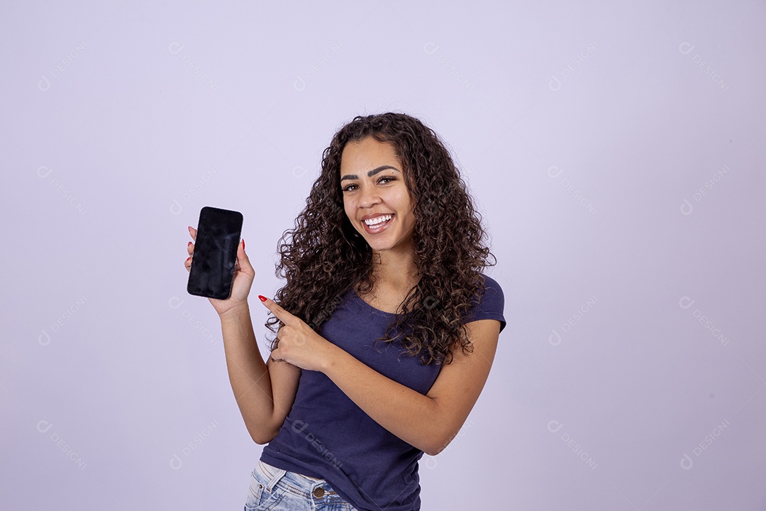 Linda mulher sorridente segurando celular