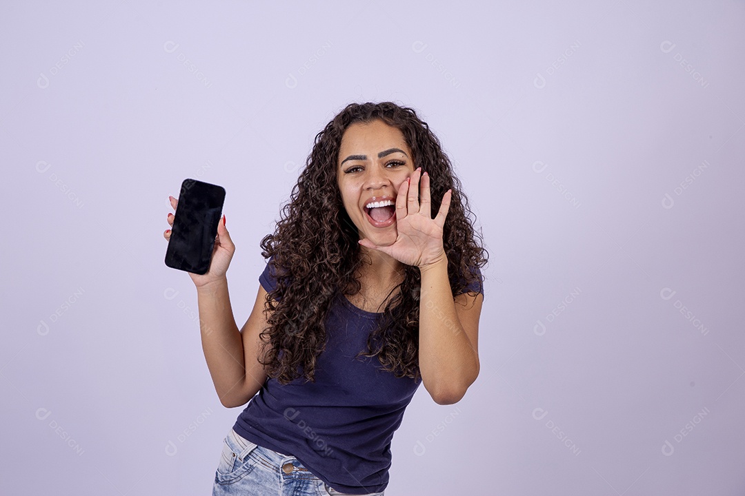 Linda mulher sorridente segurando celular