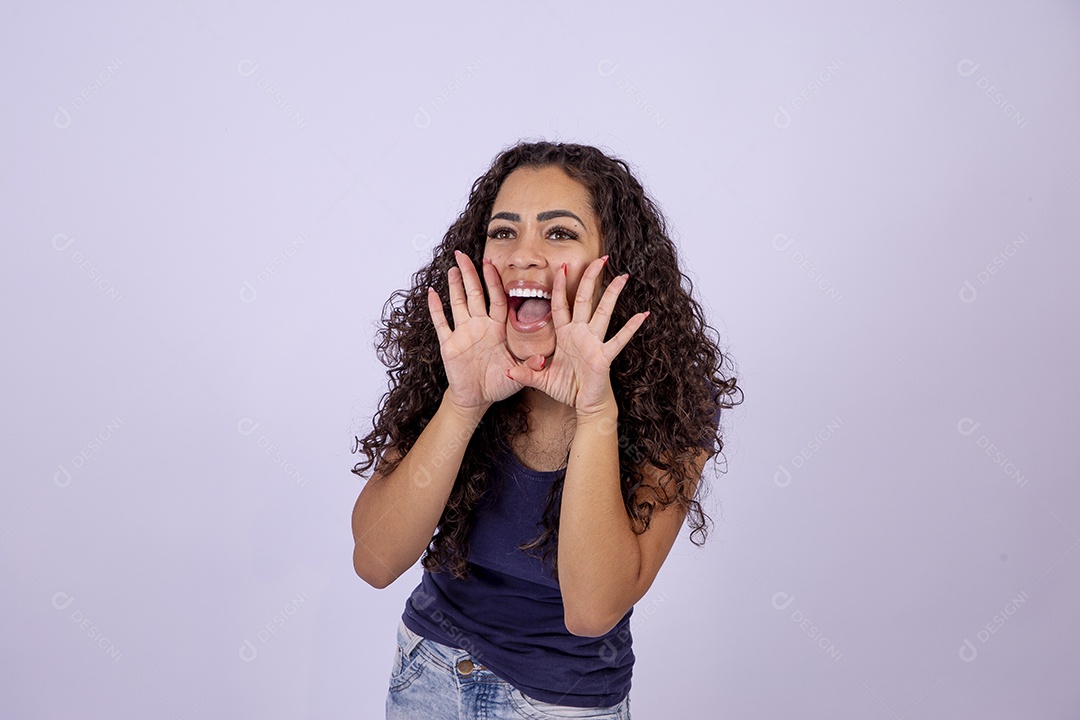 Linda mulher sorridente em fundo branco