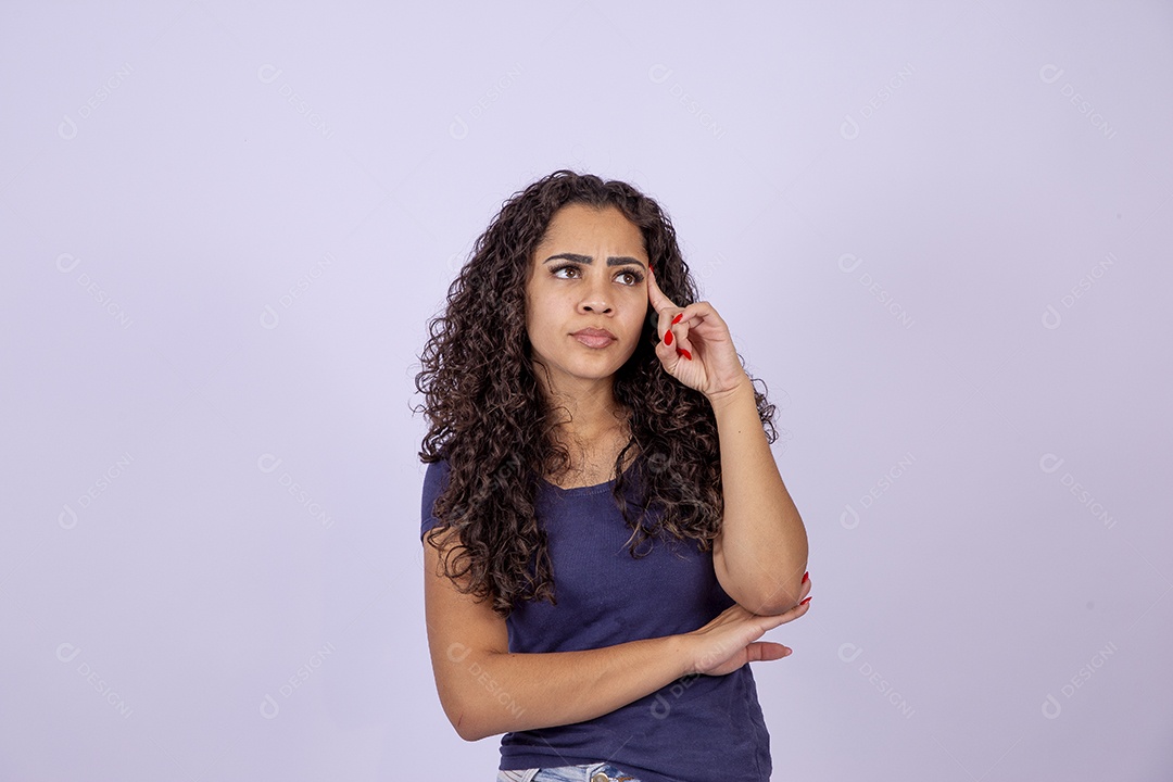 Linda mulher sorridente em fundo branco