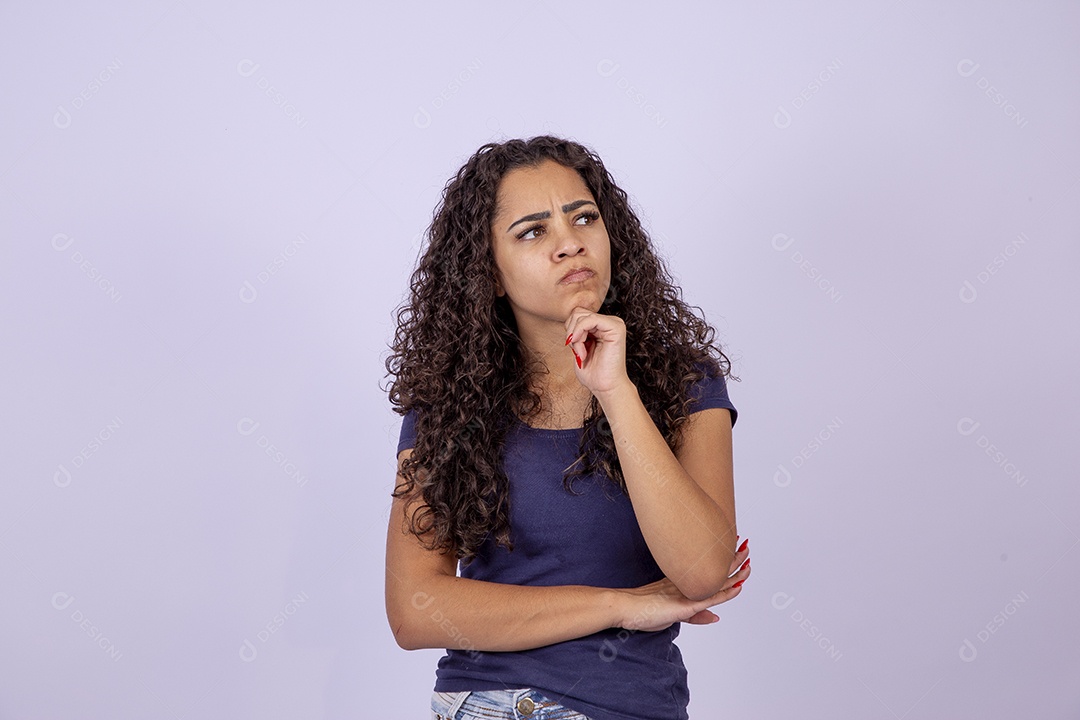 Linda mulher sorridente em fundo branco
