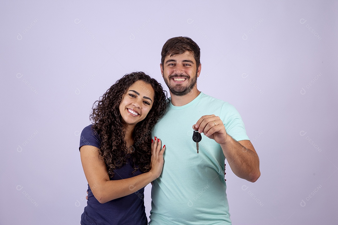 Lindo casal sorridente segurando chave de carro