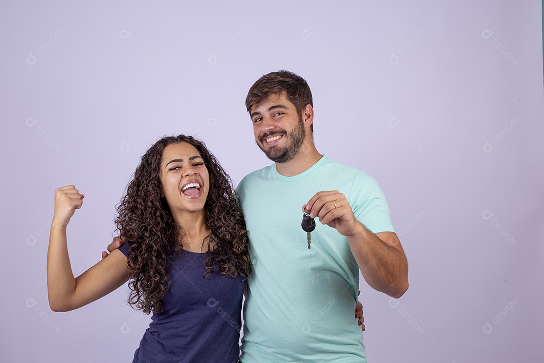 Lindo casal sorridente segurando chave de carro
