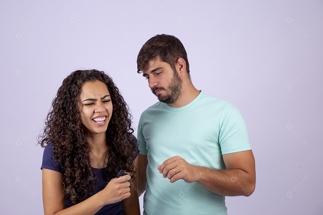 Lindo casal jovem sorridente