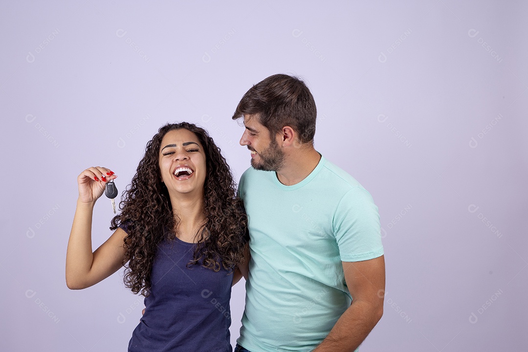 Lindo casal jovem sorridente