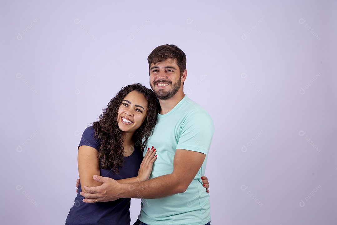 Lindo casal jovem sorridente