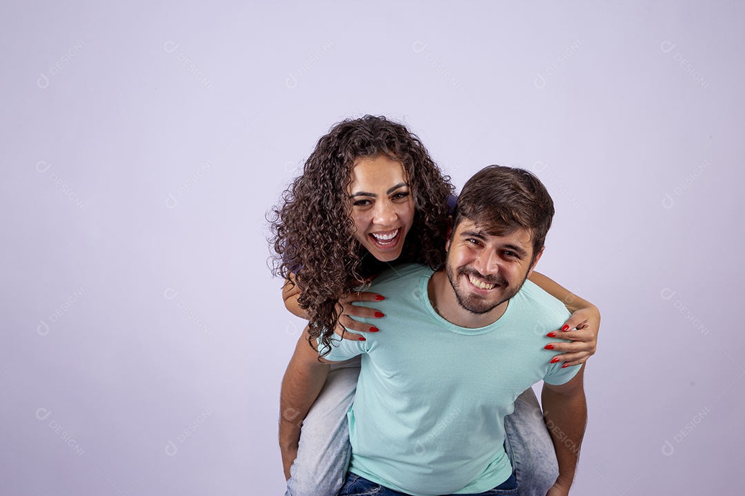 Lindo casal jovem sorridente