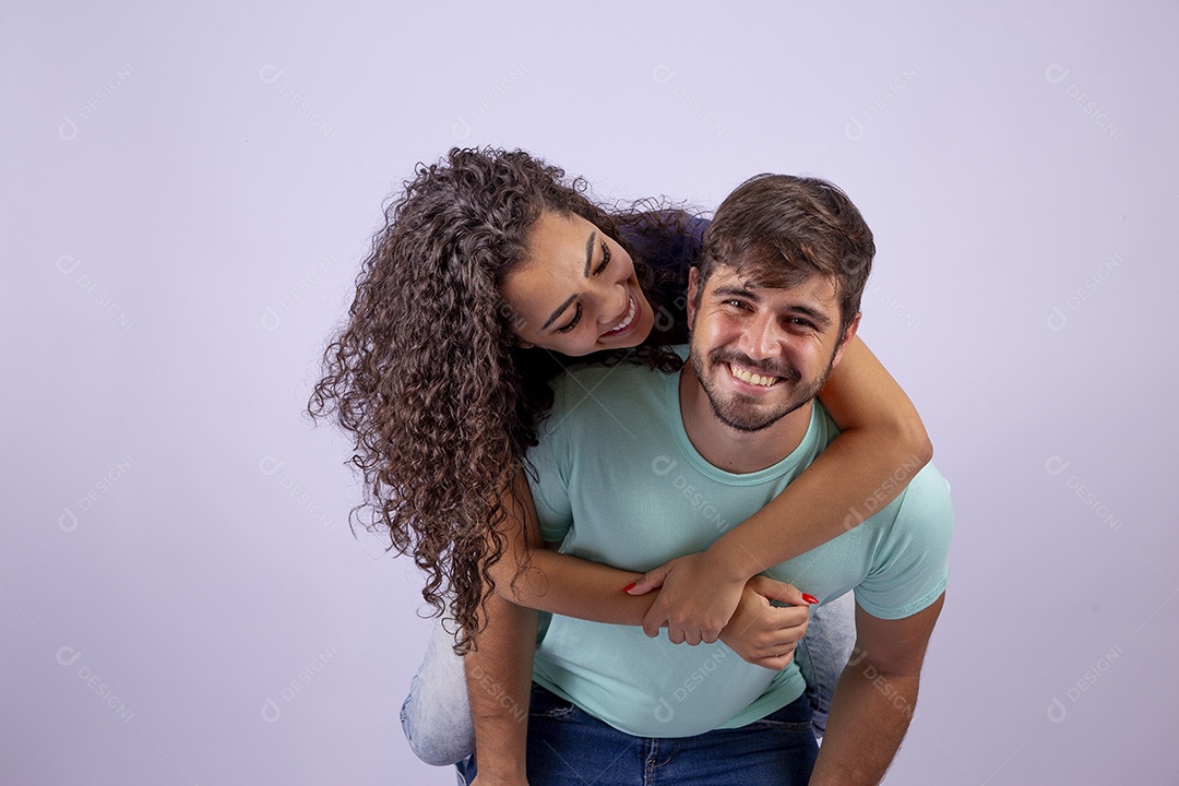 Lindo casal jovem sorridente