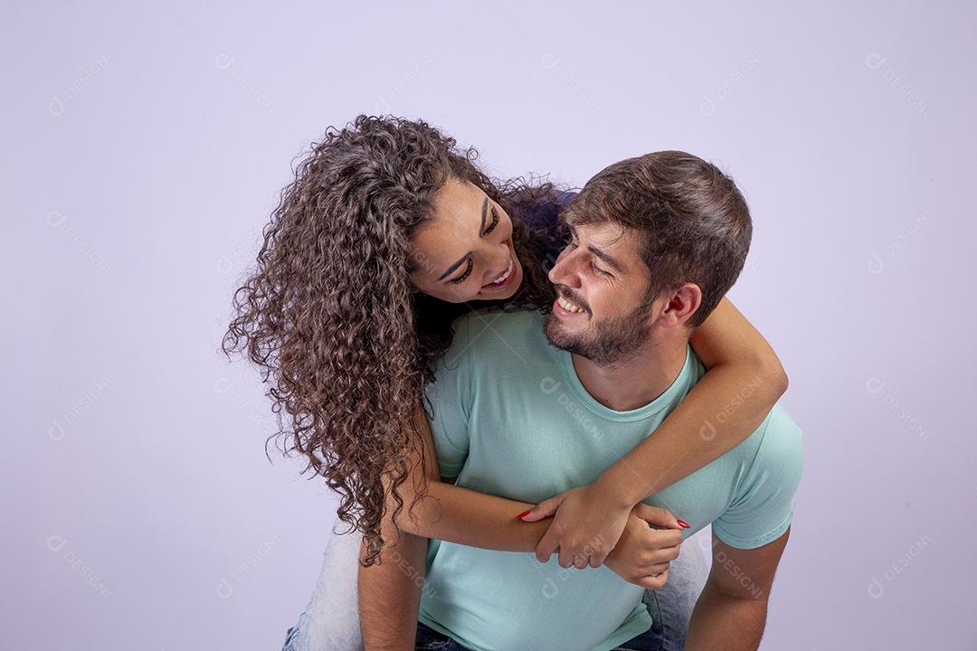 Lindo casal jovem sorridente