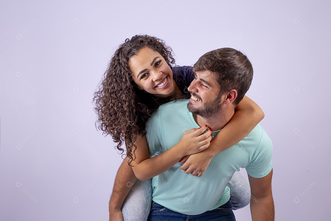 Lindo casal jovem sorridente