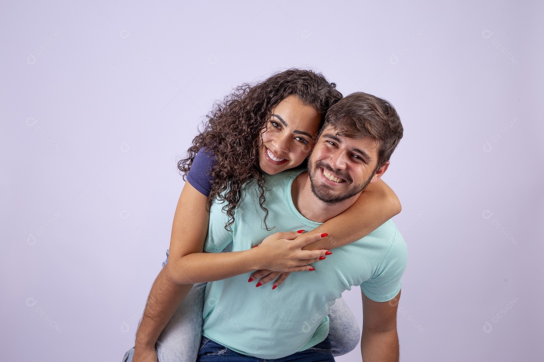 Lindo casal jovem sorridente