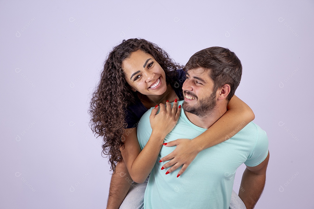 Lindo casal jovem sorridente