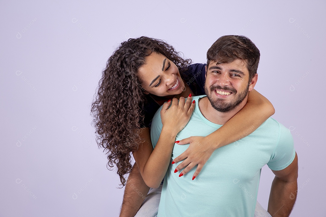 Lindo casal jovem sorridente