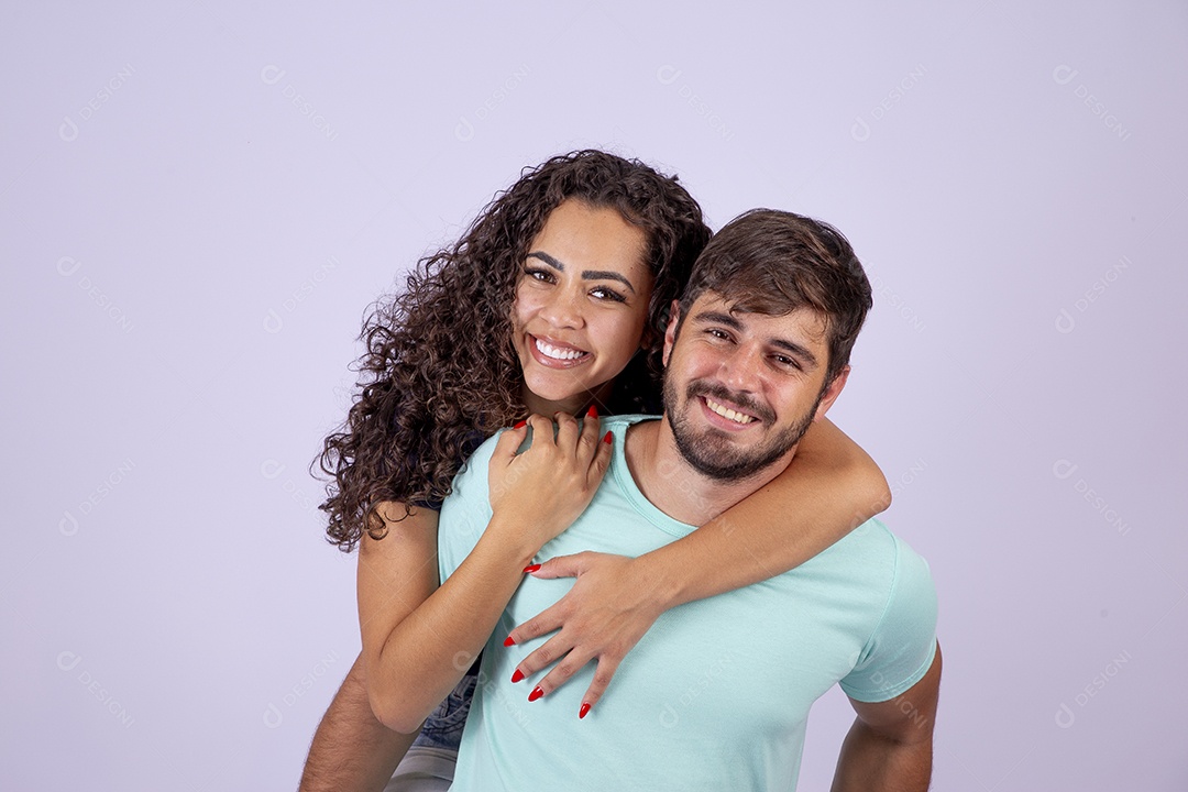 Lindo casal jovem sorridente