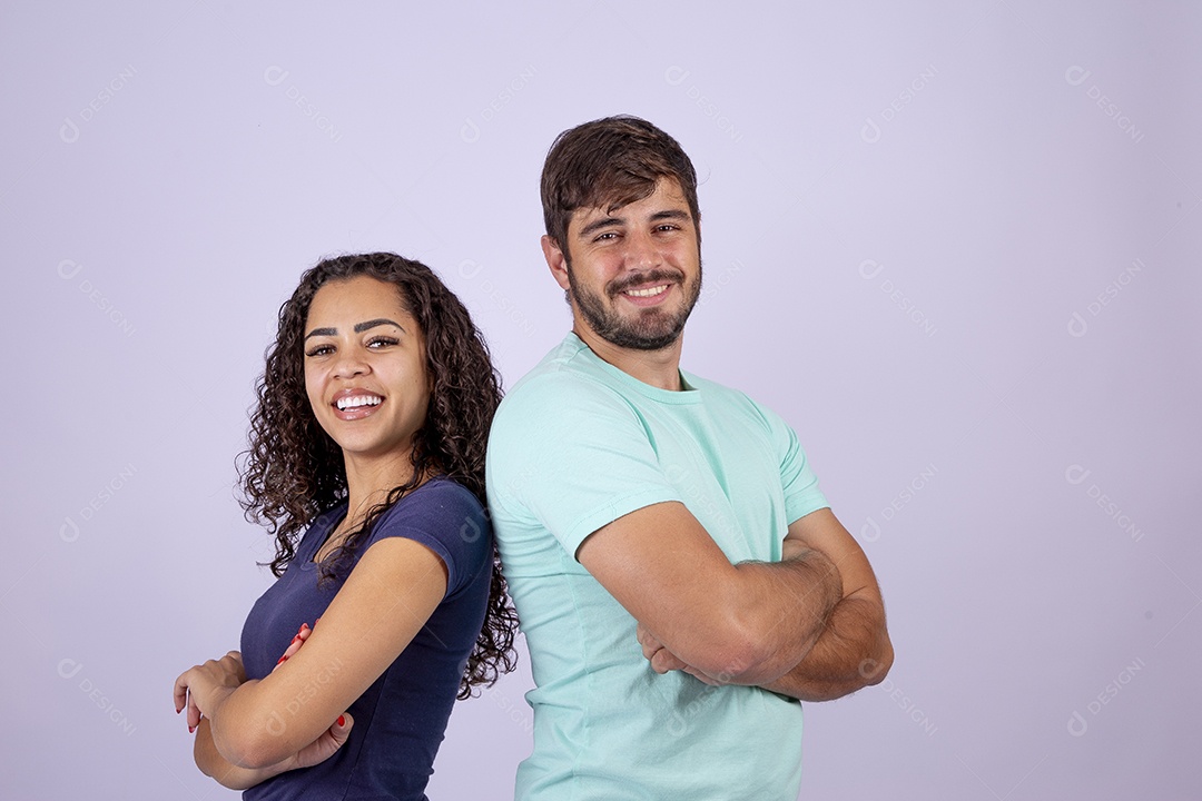 Lindo casal jovem sorridente