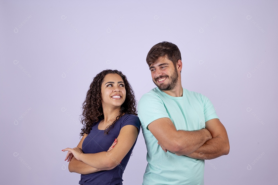 Lindo casal jovem sorridente