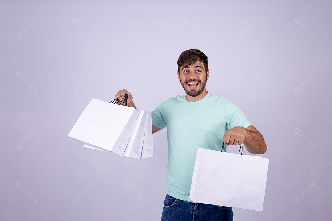 Homem jovem alegre em fundo branco