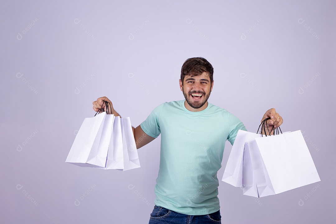 Homem jovem alegre em fundo branco