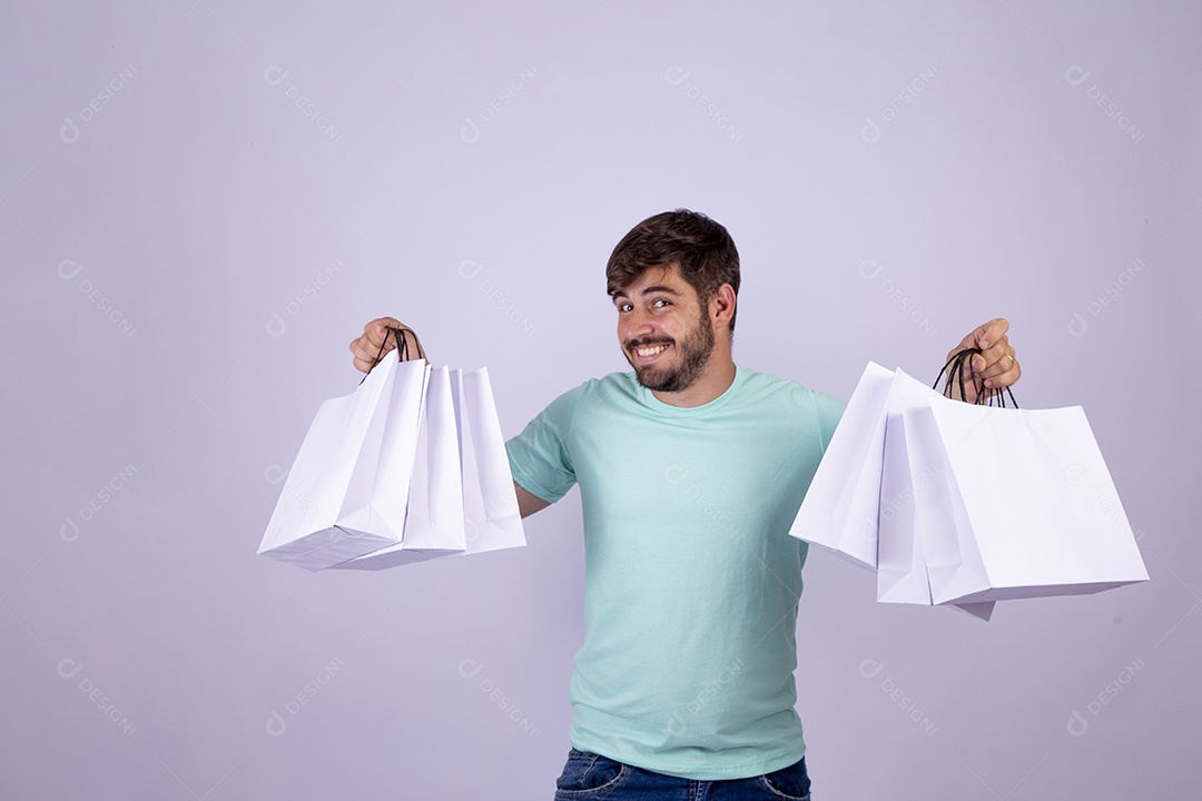 Homem jovem alegre em fundo branco