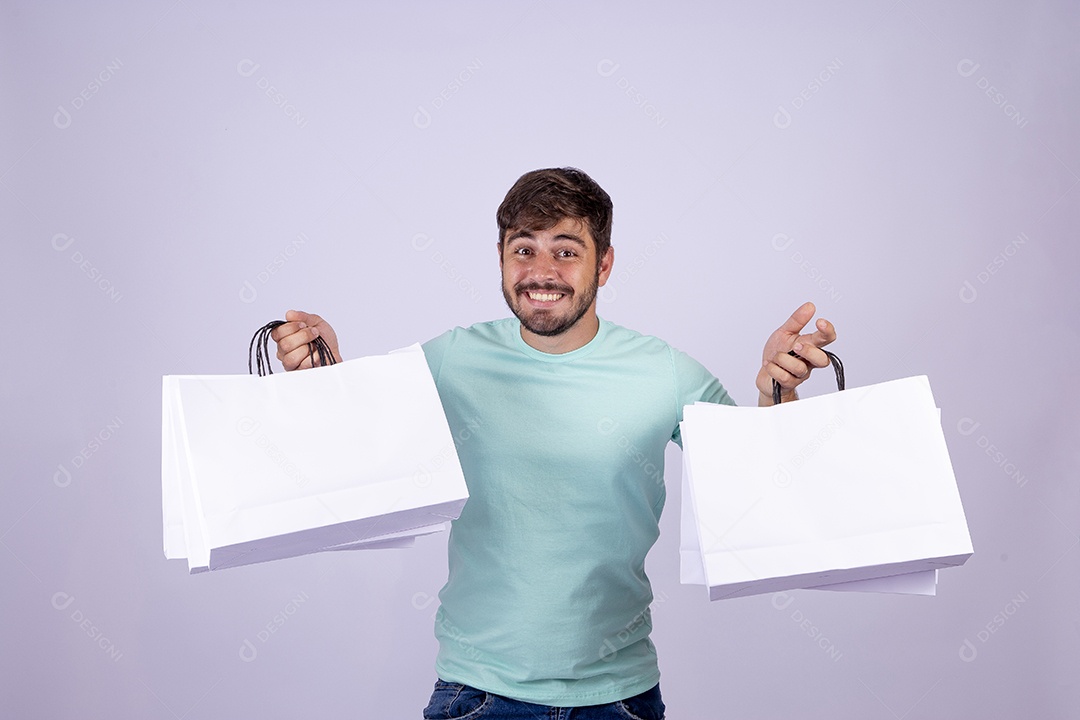 Homem jovem alegre em fundo branco