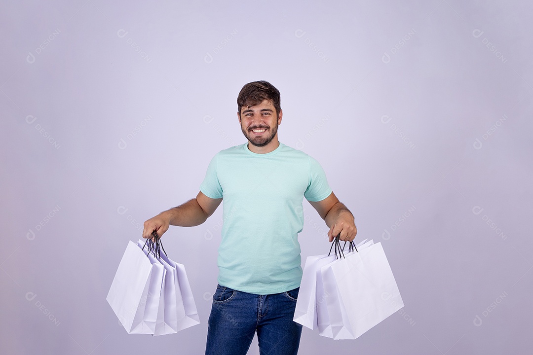 Homem jovem alegre em fundo branco