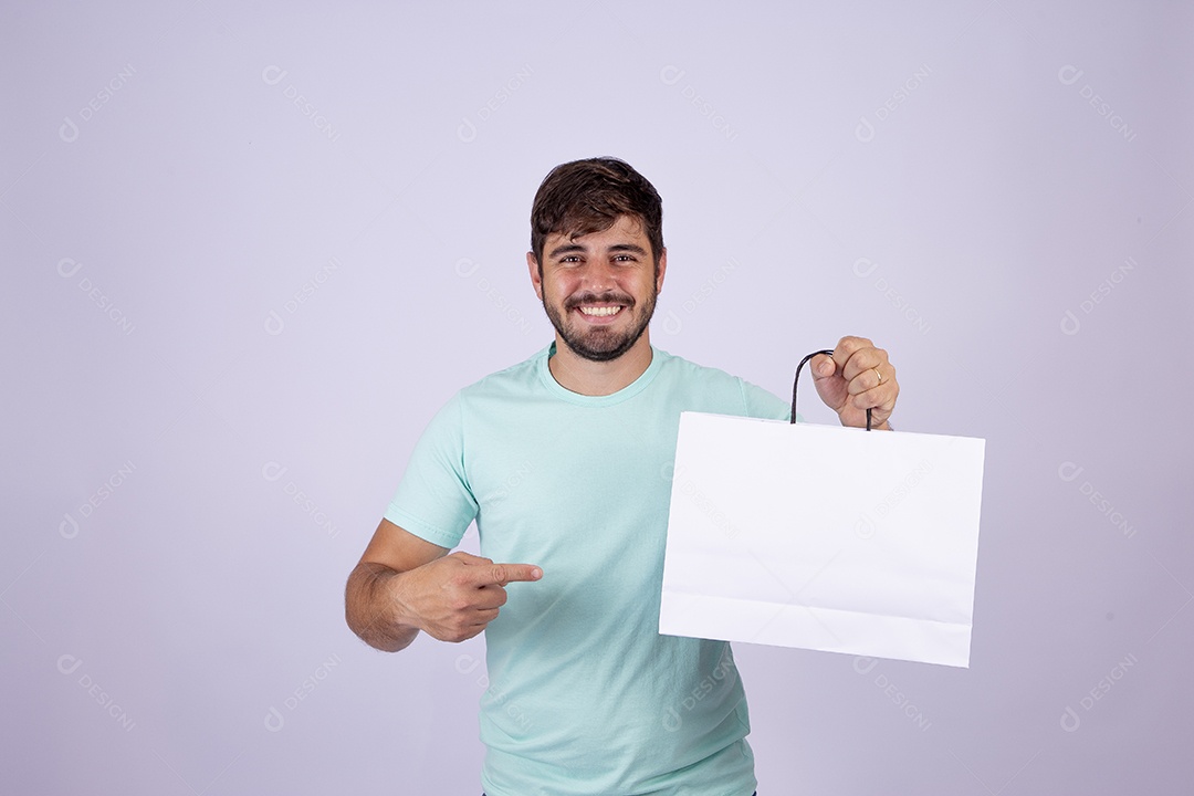 Homem jovem alegre em fundo branco