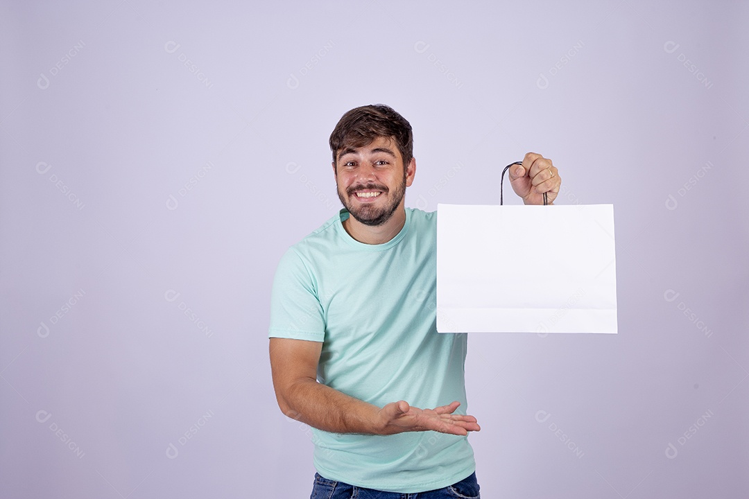 Homem jovem alegre em fundo branco