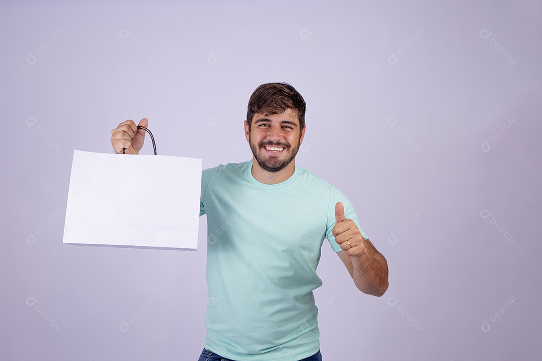 Homem jovem alegre em fundo branco