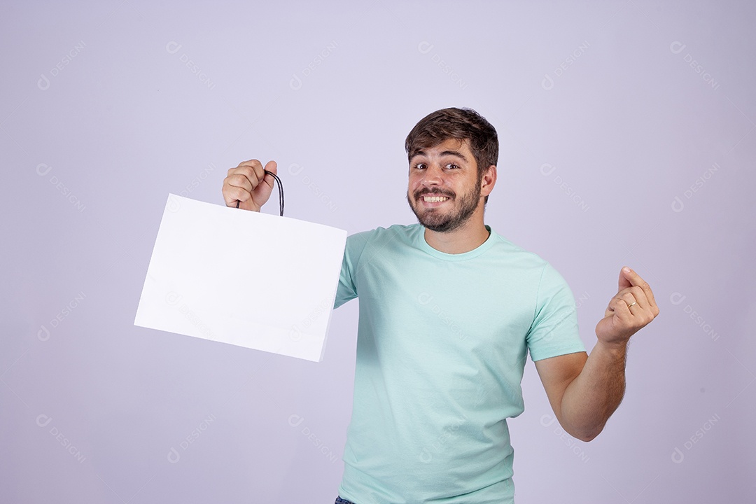 Homem jovem alegre em fundo branco