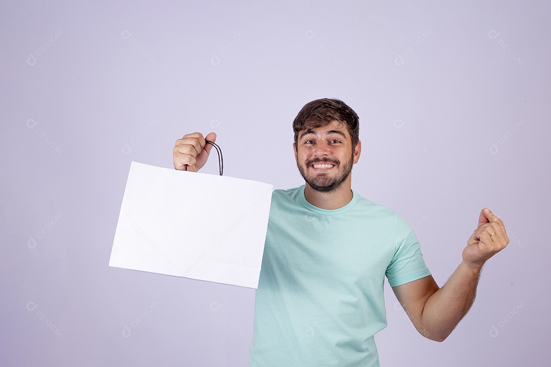 Homem jovem alegre em fundo branco