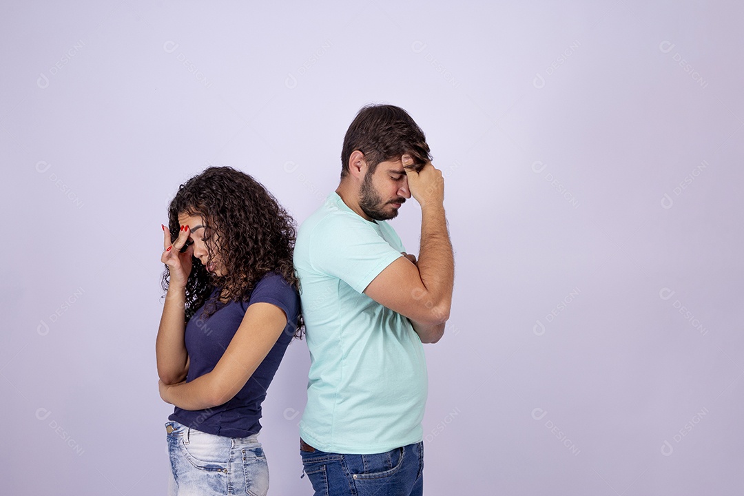 Casal fazendo gestos em fundo branco